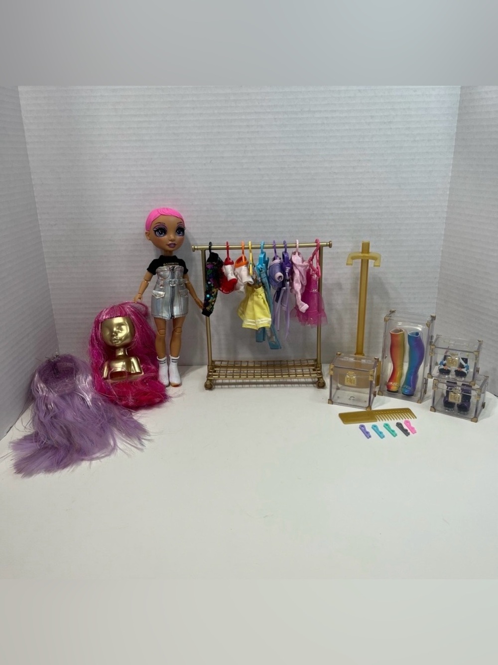 RAINBOW HIGH Avery Styles doll with accessories